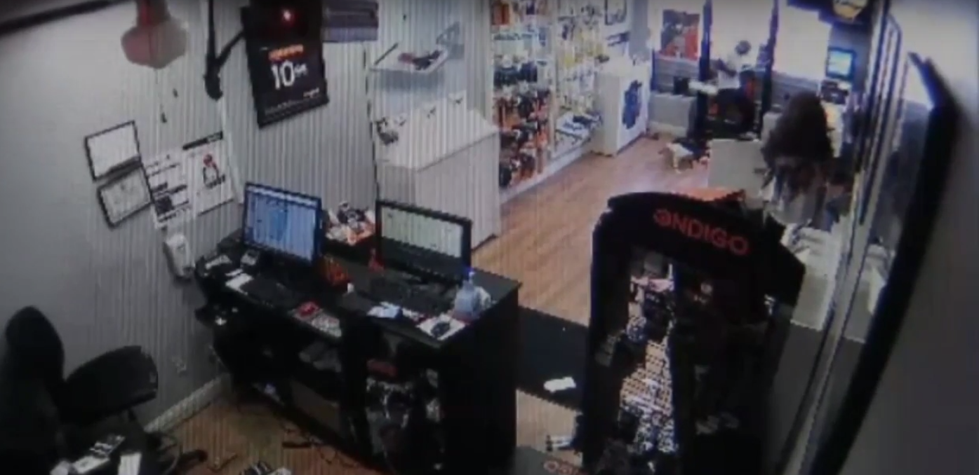 Video: asaltan tienda y quedan atrapados