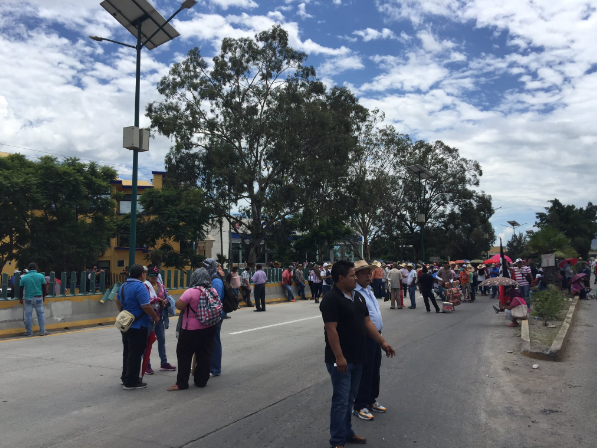 Maestros bloquean la Autopista del Sol