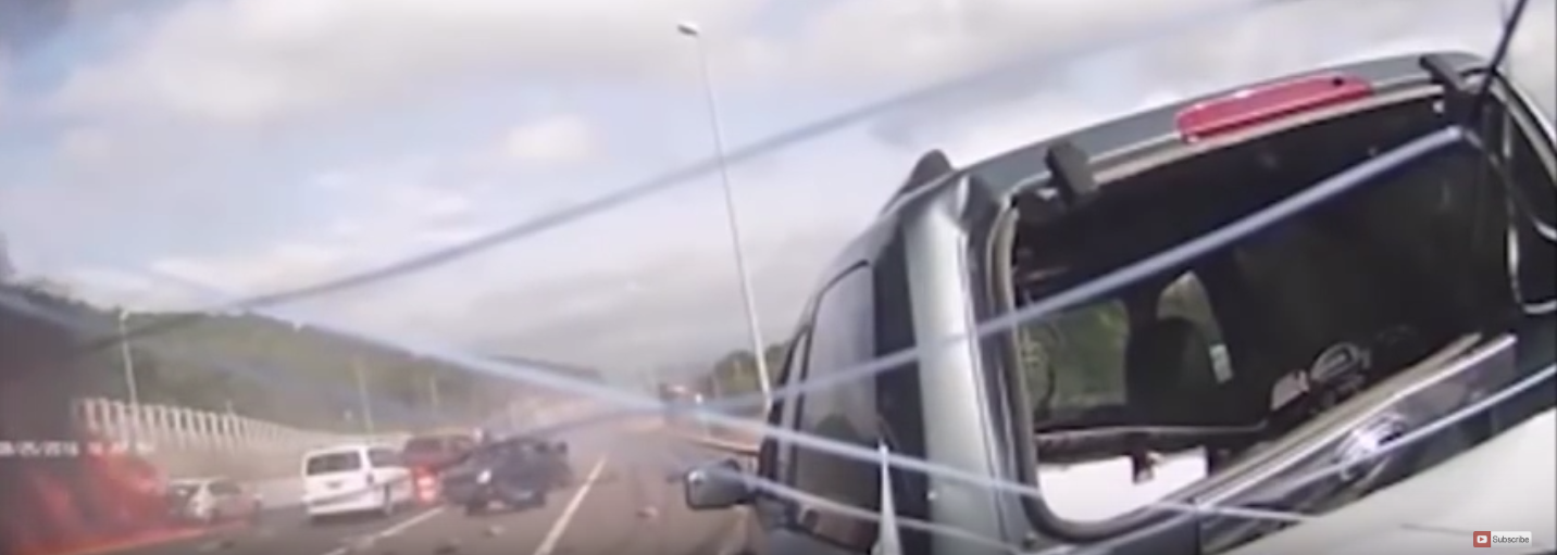 Video: salvan a mujer tras impresionante carambola en Nueva York