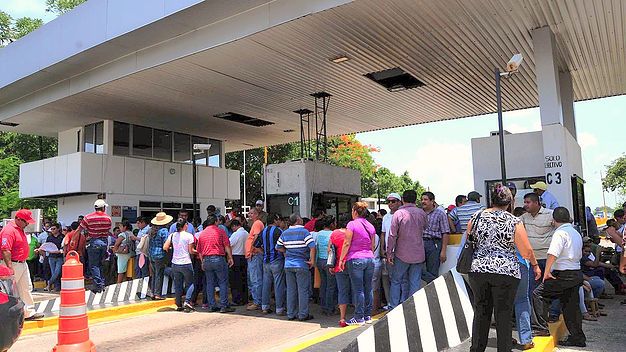 CNTE toma caseta de autopista a San Cristóbal de las Casas