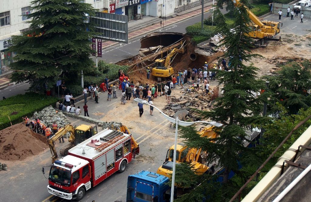 Socavón en China atrapa a al menos tres personas - China-Socavón-2-1024x667