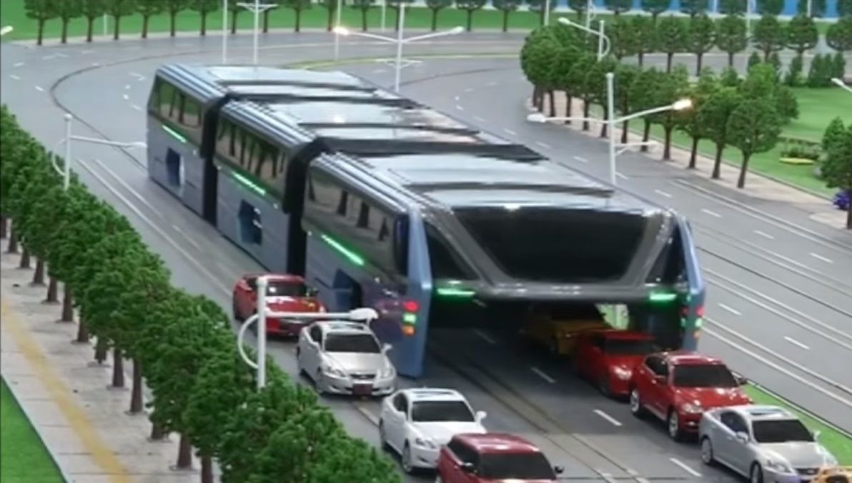 China inició pruebas de autobús que pasa por encima de los coches