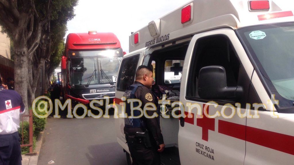 Choque de Metrobús en Lindavista deja siete lesionados - Choque-Metrobús-Línea-6-Montevideo-3-1024x576