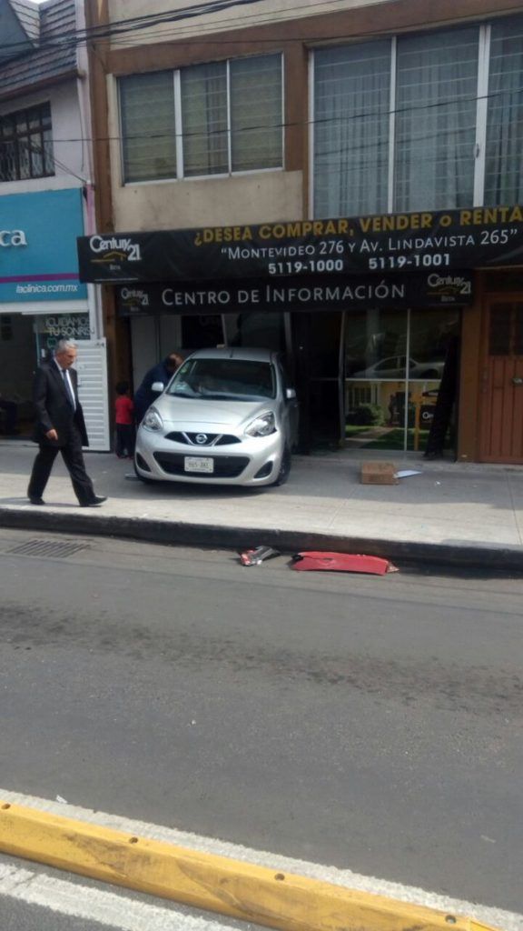 Choque de Metrobús en Lindavista deja siete lesionados - Choque-Metrobús-Línea-6-Montevideo-4-576x1024
