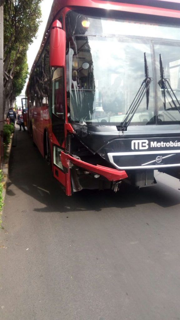 Choque de Metrobús en Lindavista deja siete lesionados - Choque-Metrobús-Línea-6-Montevideo-5-576x1024