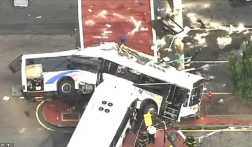 Choque de autobuses en Newark deja un muerto y 19 heridos