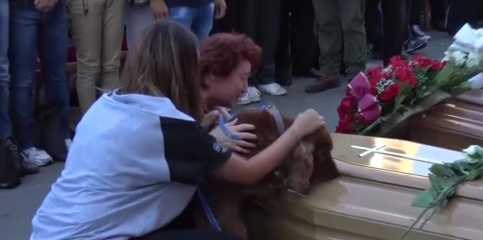#Viral La emotiva despedida de un perro a su dueño tras el terremoto en Italia