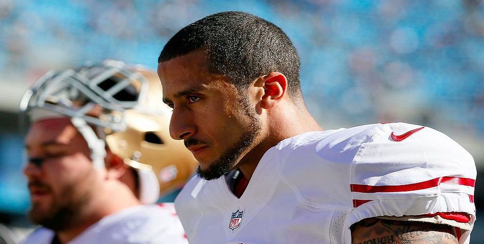 Colin Kaepernick se niega a ponerse de pie ante himno nacional de EE.UU.