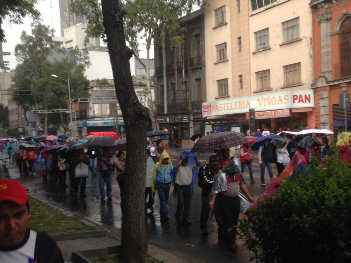 Maestros de la CNTE llegan a Gobernación para reunión