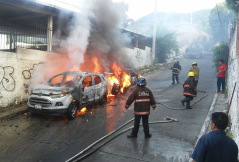 Incendian dos coches en Acapulco