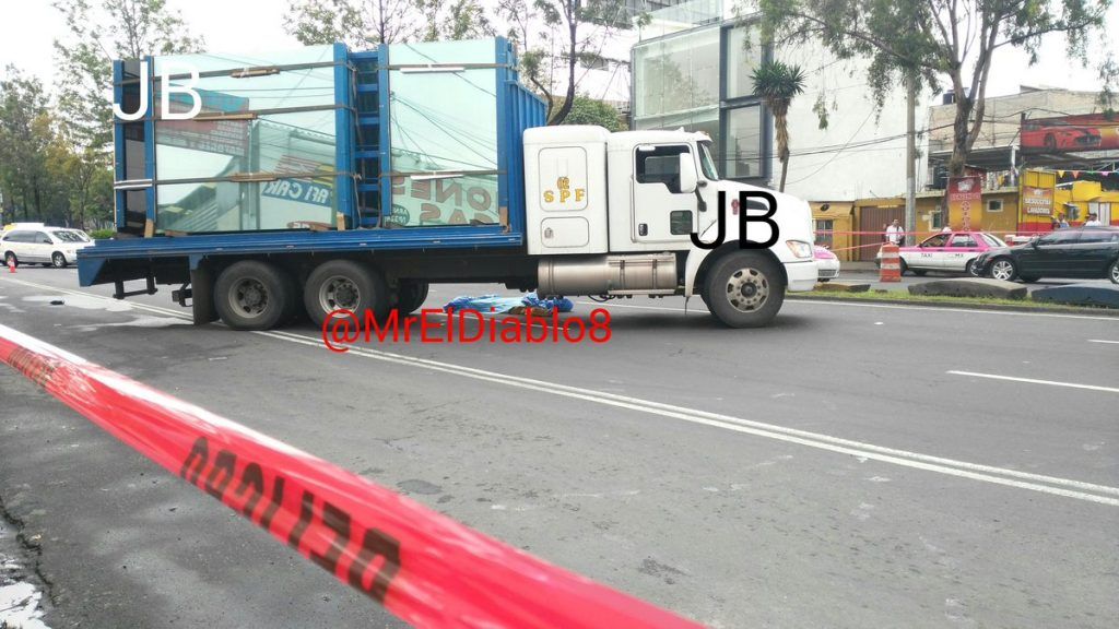 Vehículo proyecta y camión atropella a mujer en Iztapalapa - Derby-2-1024x576