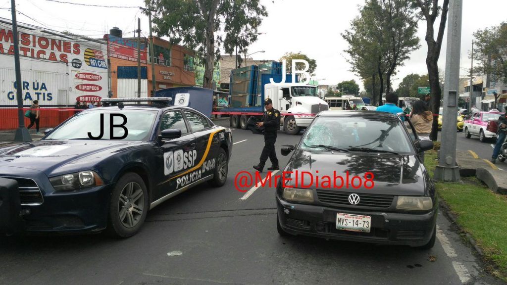 Vehículo proyecta y camión atropella a mujer en Iztapalapa - Derby-3-1024x576