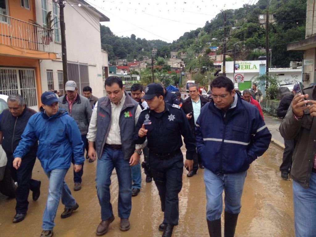 Suman tres muertos por paso de Earl - Earl-Derrumbe-2-1024x768