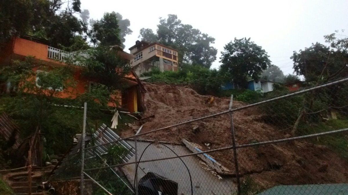 Suman tres muertos por paso de Earl