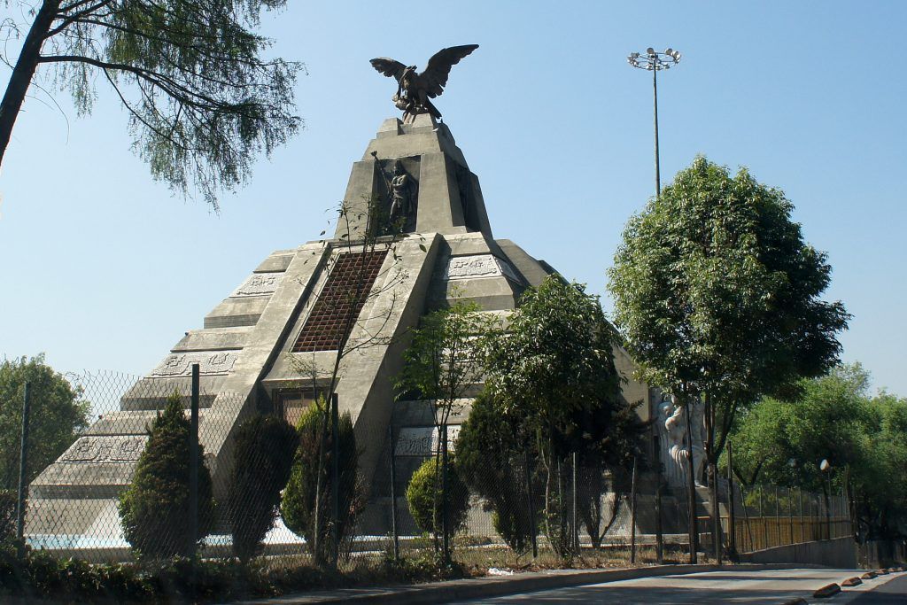 Un palacio que sirvió para tres monumentos de la CDMX - El-aiguila-del-Monumento-a-la-Raza-o-riginalmente-iriìa-en-la-parte-superior-de-lo-que-hoy-es-el-Monumento-a-la-Revolucioìn-Imagen-de-Wikipedia-1024x683