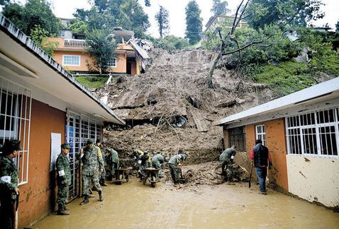 “Earl” ya ha cobrado la vida de 10 personas en Veracruz - Elementos-Ejercito-trabajan-afectada-veracruzana_MILIMA20160807_0036_11