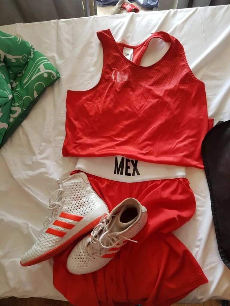 Boxeador mexicano avanza a octavos de final con uniforme parchado - Elías-Emigdio-3-768x1024