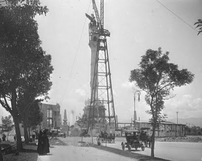 ¿Sabía que el Ángel de la Independencia hoy es más alto que hace un siglo? - Erección-del-Ángel-de-la-Independencia