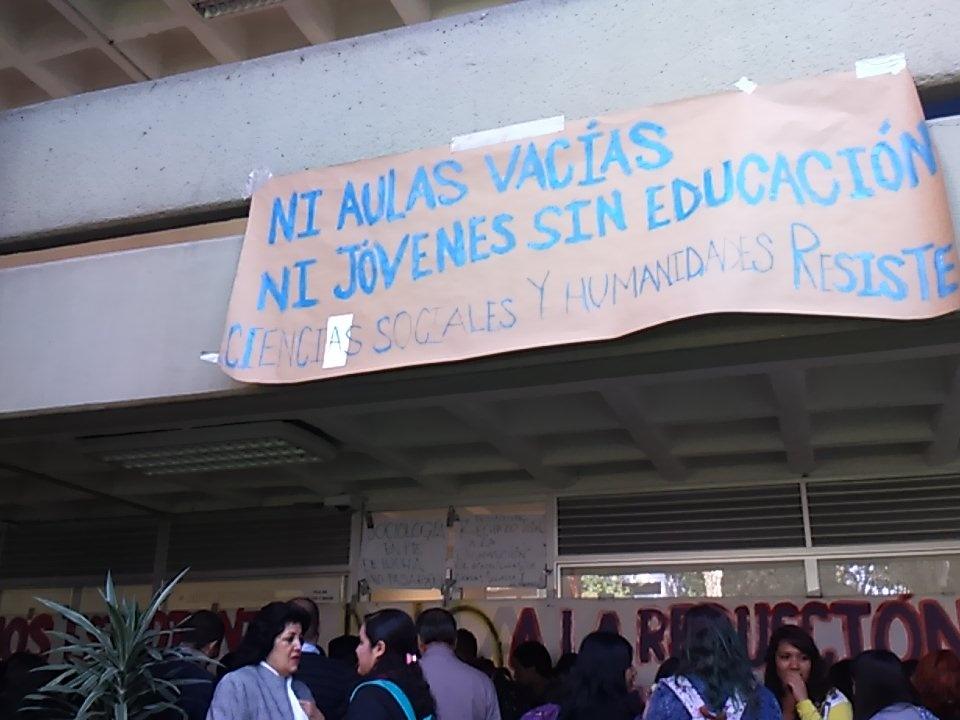 Realizan toma de oficinas en la FES Acatlán