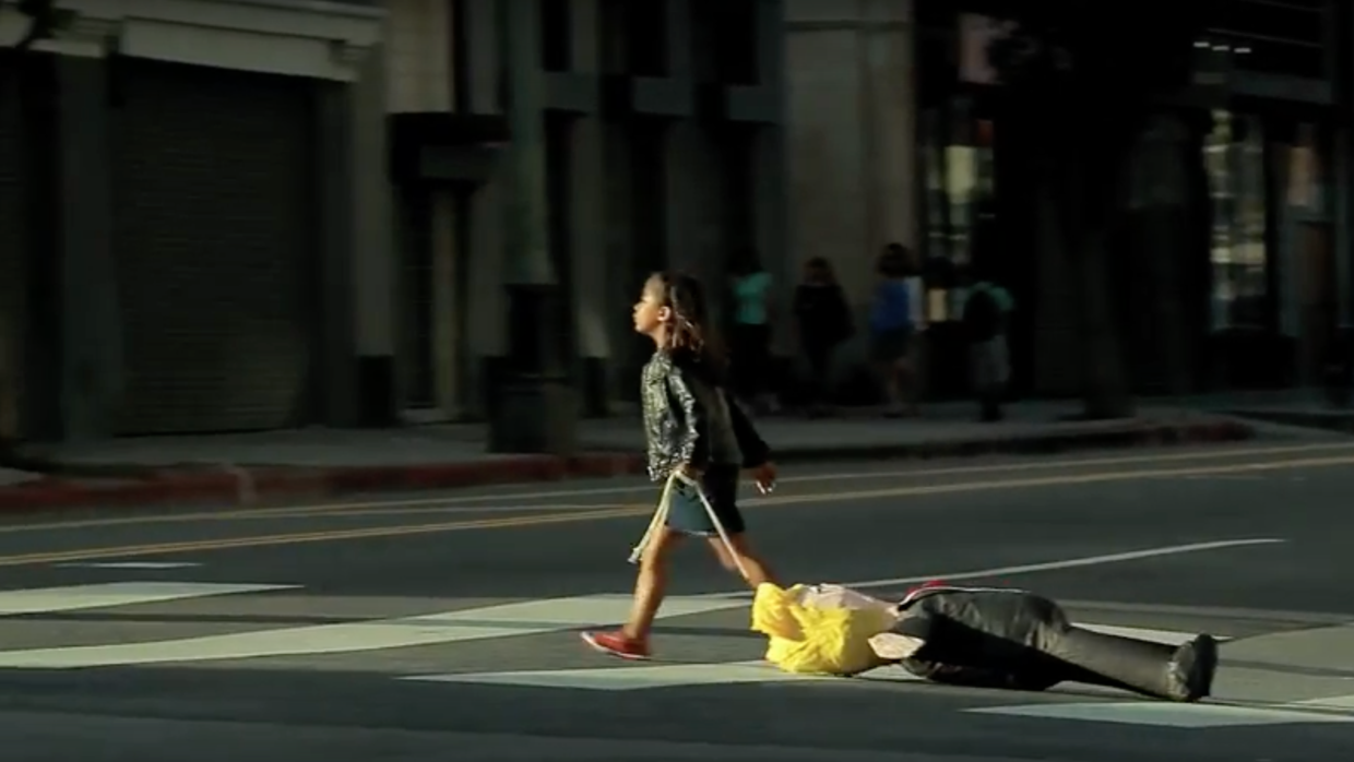 Niña arrastra piñata de Trump en video cover de Creedence