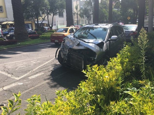 Chocan dos automóviles en Polanco