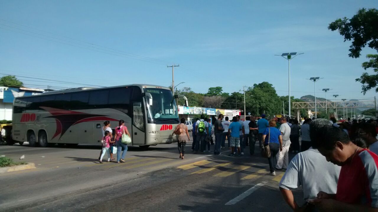 Toman maestros autobús de ADO en Oaxaca