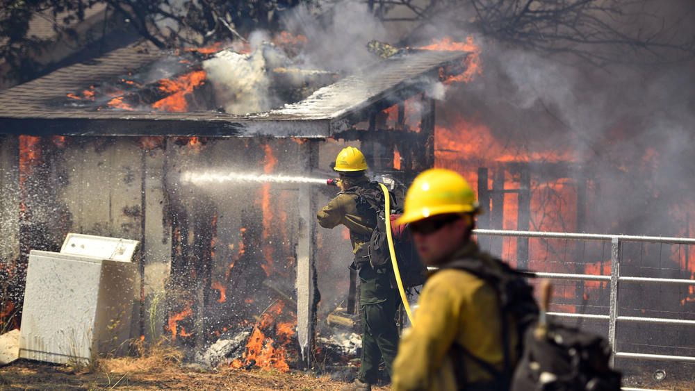 Incendio destruye 100 viviendas en pueblo de California Incendio destruye 100 viviendas en pueblo de California