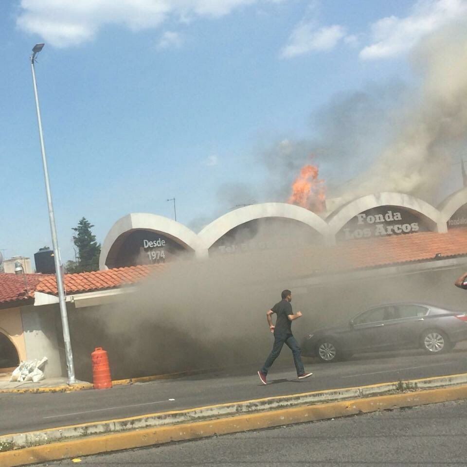 Se incendia restaurante en Lomas Verdes