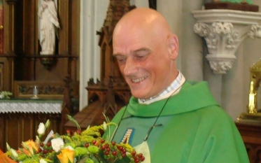 Migrante hiere a sacerdote tras no darle dinero