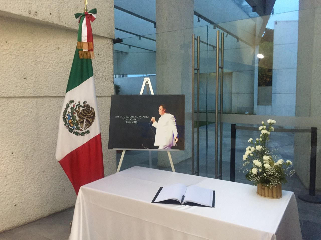 Abren libro de condolencias a Juan Gabriel en Italia y Guatemala
