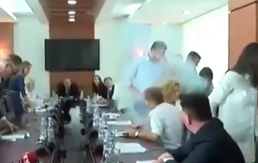 Video: lanzan gas lacrimógeno en reunión parlamentaria en Kosovo
