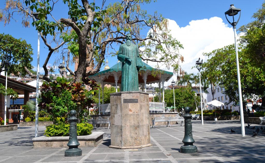 ¿Quién es el Vallarta que da nombre a Puerto Vallarta? - La-estatua-de-Ignacio-L-Vallarta-en-la-plaza-de-armas-de-Puerto-Vallarta-1024x632