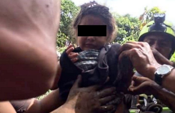 Rescatan a niña de tres años tras paso de Earl