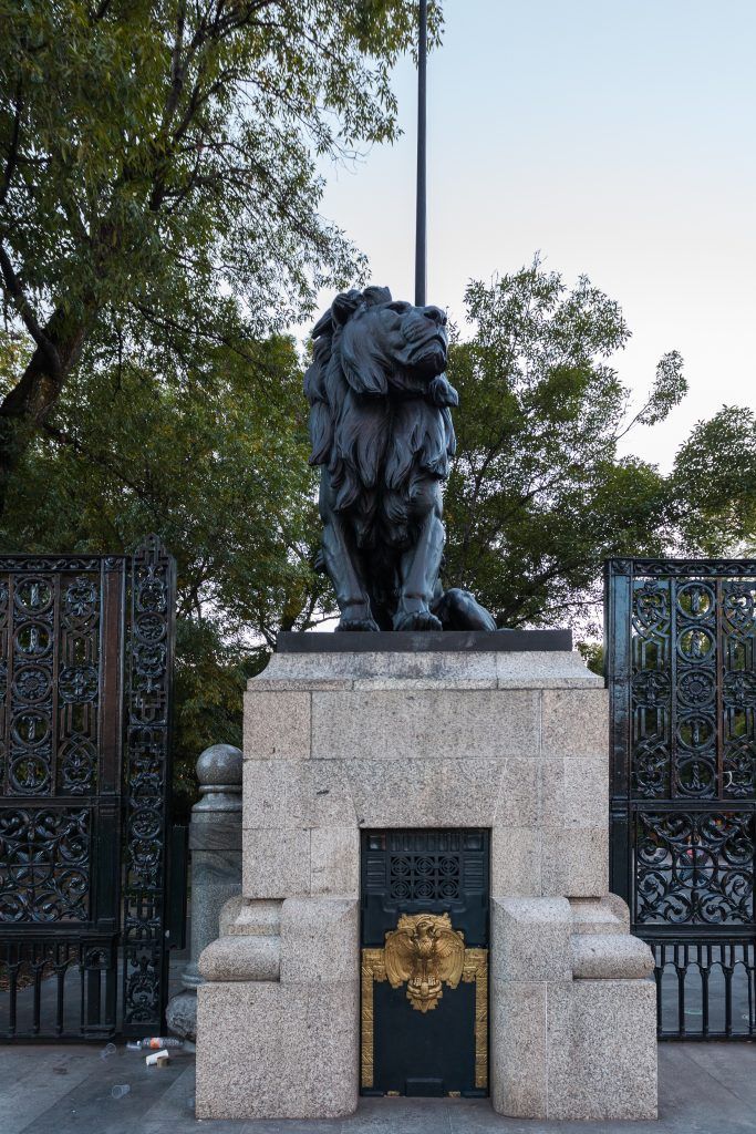 Un palacio que sirvió para tres monumentos de la CDMX - Los-leones-colocados-en-la-entrada-de-Chapultpec-adornariìan-la-entrada-del-Palacio-Legislativo-proyectado-por-Porfirio-Diìaz-Imagen-de-Wikipedia-683x1024