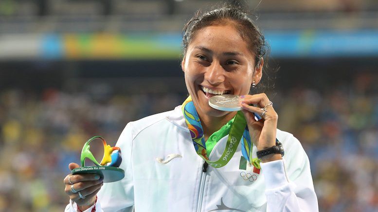 Trabajos inesperados que tienen algunos atletas - Lupita-Gonzalez-777x437