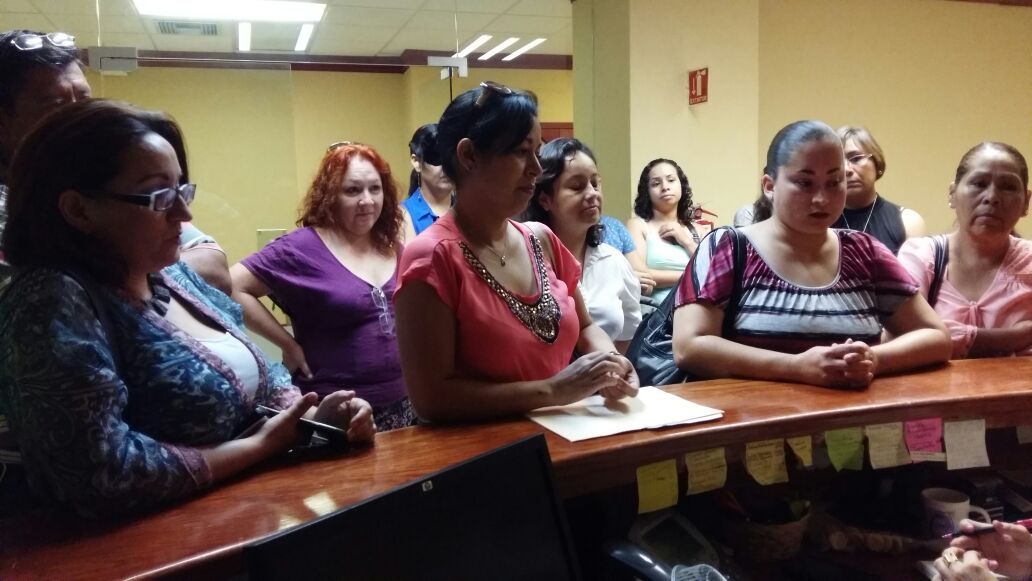 Padres de familia dan clases en primarias a falta de maestros en Chihuahua