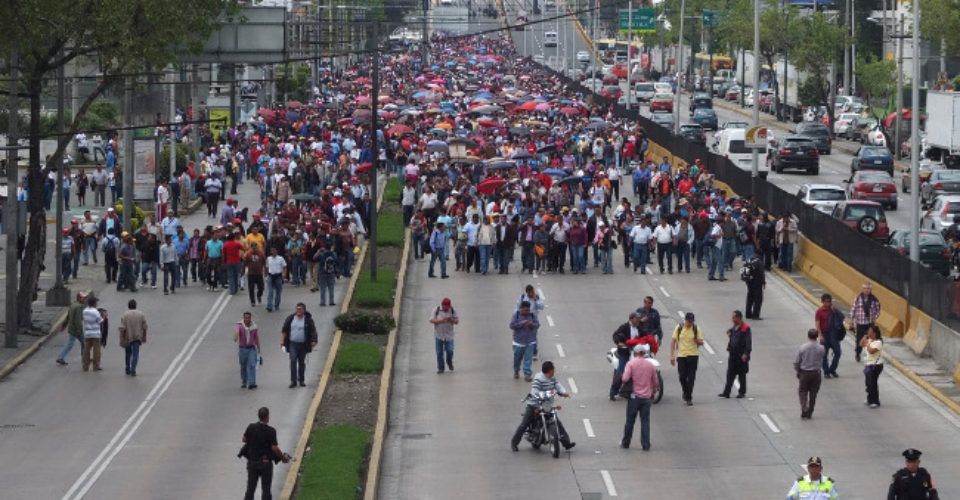 Bloqueos de la CNTE detienen 20 mil nuevos empleos: CONCAMIN - Maestros_Aeropuerto-21-960x500