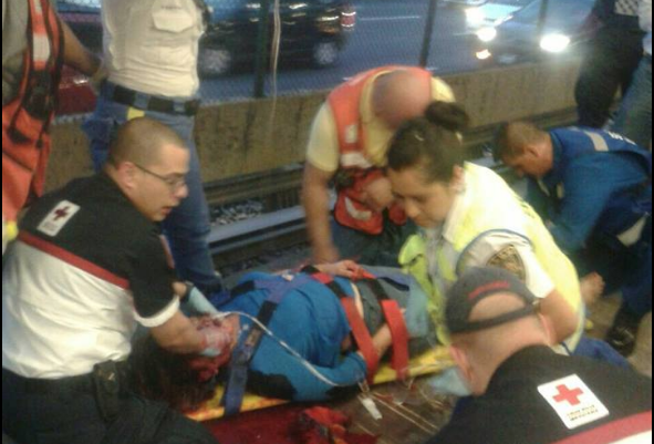 Metro golpea en la cabeza a una mujer por asomarse a las vías - Metro1