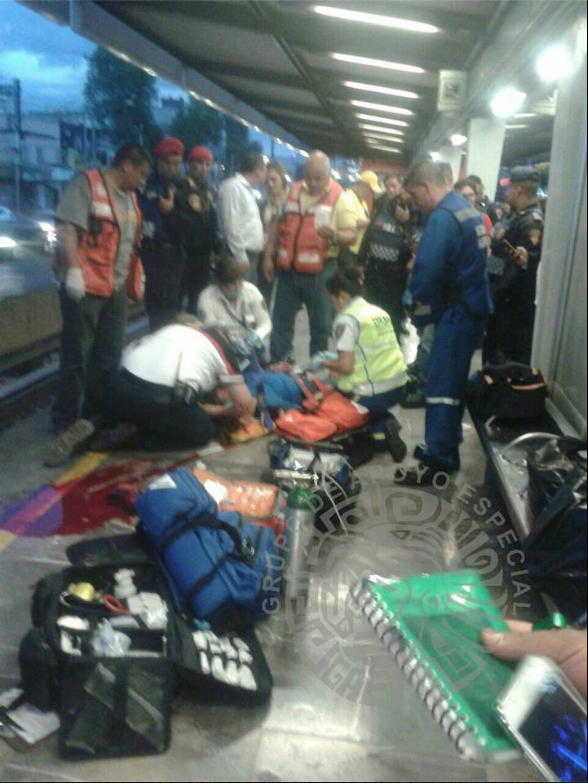Metro golpea en la cabeza a una mujer por asomarse a las vías - Metro2