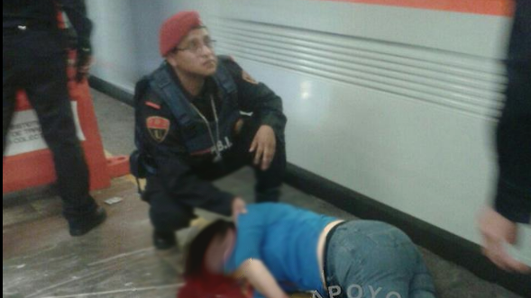 Metro golpea en la cabeza a una mujer por asomarse a las vías