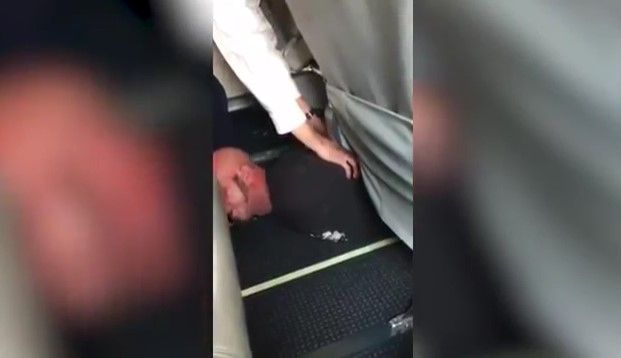 Video: derriban a pasajero tras amenazar a tripulación de avión