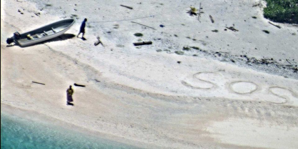 Rescatan a dos marineros que escribieron “SOS” en playa deshabitada