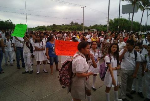 Estudiantes de secundaria bloquearon paso al Aeropuerto de Acapulco - Milenio_Digital-bloquean_bulevar_de_Las_Naciones-La_Poza-Acapulco-Secundaria_79_MILIMA20160829_0132_11