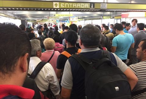 Línea 12 del Metro opera con retrasos por falla
