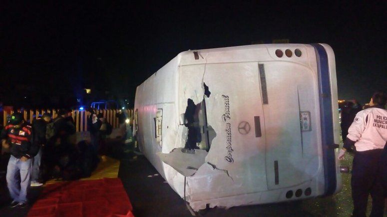 Volcadura en la Autopista México-Puebla deja al menos 25 lesionados - México-Puebla