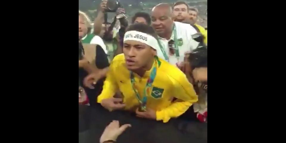 Video: Neymar interrumpe festejo para increpar a aficionado