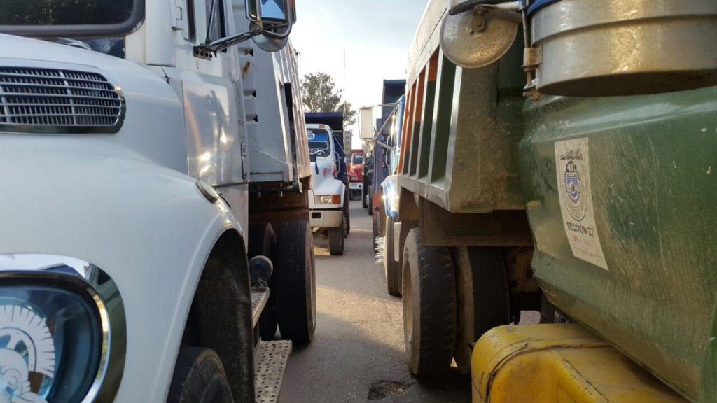 Bloquean transportistas vialidades en Oaxaca - Oaxaca-5-1024x576