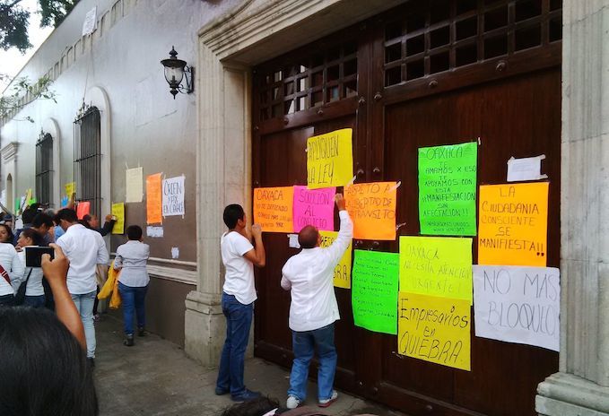 Protesta Iniciativa Privada en la residencia de Gabino Cué