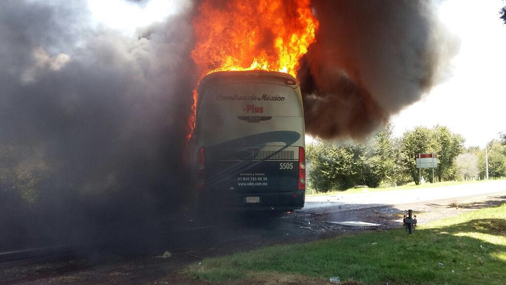 Normalistas queman autobús en Michoacán y se enfrentan a policías