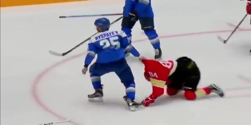 #Viral jugador de hockey noquea a medio equipo rival #Viral jugador de hockey noquea a medio equipo rival